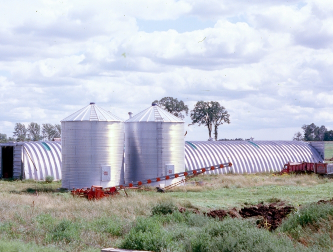 Terre à boire - Silos à grains et machineries